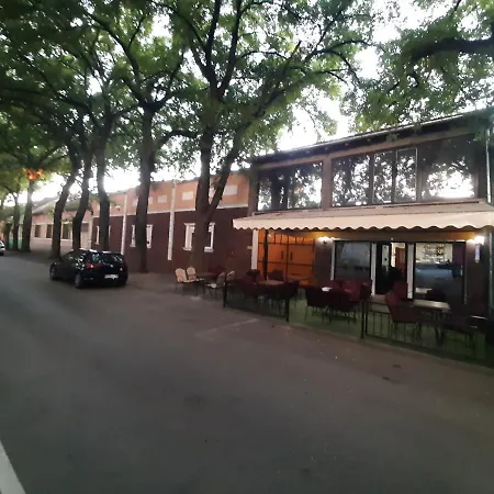 住宿加早餐酒店 Intermezzo Caffe Kikinda